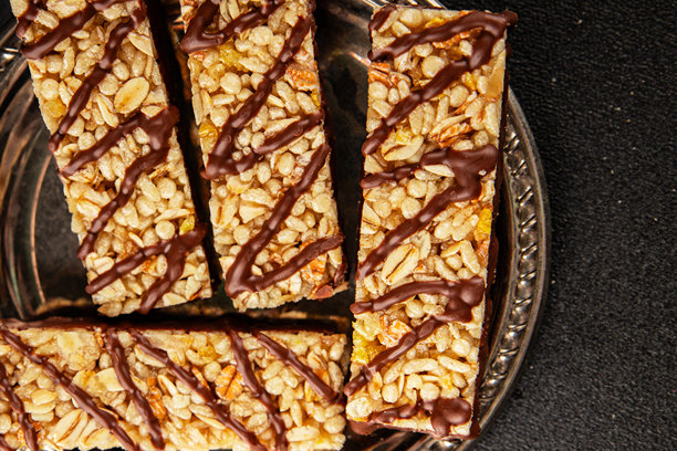 全谷物谷物棒，健康饮食，甜点，新鲜美味的美食背景，桌面上的乡村风格美食俯视图，留白，生酮和古饮食，素食和素食者食品图片下载