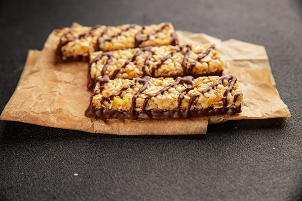 全谷物谷物棒，健康饮食，甜点，新鲜美味的美食背景，桌面上的乡村风格美食俯视图，留白，生酮和古饮食，素食和素食者食品图片下载