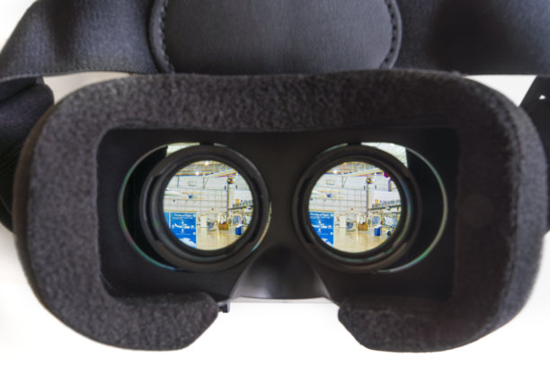 戴着虚拟现实头盔观看360度VR照片图片下载