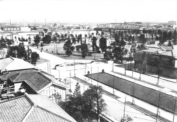 日本东京日本桥的滨町公园和新大桥的复古照片，拍摄于1931-1933年，横跨隅田川。图片下载