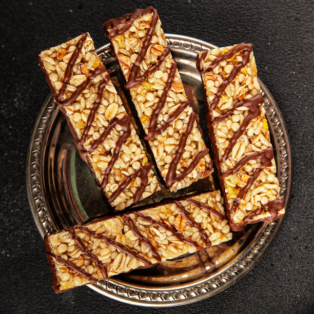 全谷物谷物棒，健康饮食，甜点，新鲜美味的美食背景，桌面上的乡村风格美食俯视图，留白，生酮和古饮食，素食和素食者食品图片下载