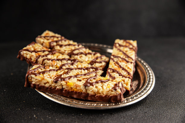 全谷物谷物棒，健康饮食，甜点，新鲜美味的美食背景，桌面上的乡村风格美食俯视图，留白，生酮和古饮食，素食和素食者食品图片下载