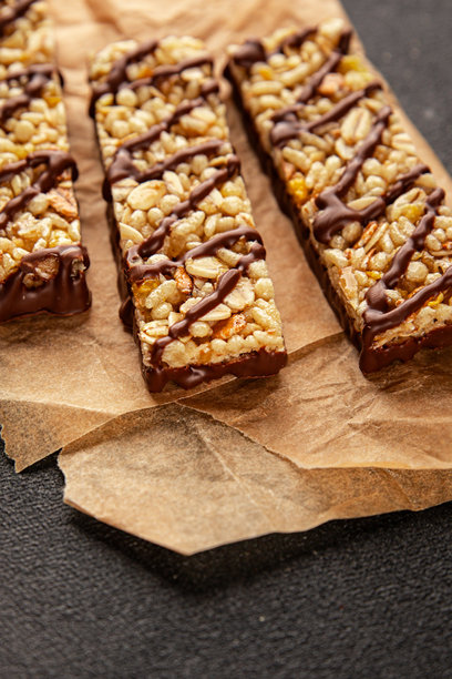 全谷物谷物棒，健康饮食，甜点，新鲜美味的美食背景，桌面上的乡村风格美食俯视图，留白，生酮和古饮食，素食和素食者食品图片下载