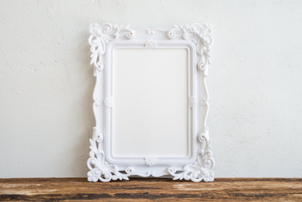 空白的白色复古风格相框上的旧木桌在白色的墙壁背景。图片下载