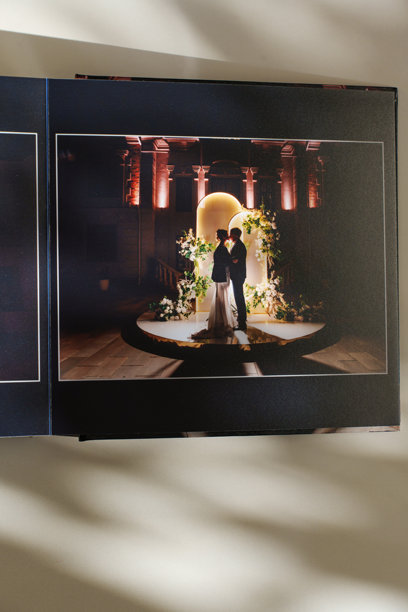 白色桌子上的打开婚礼照片书页面图片下载