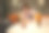 年轻女性在家使用电子血压计测量血压。库存图片图片下载
