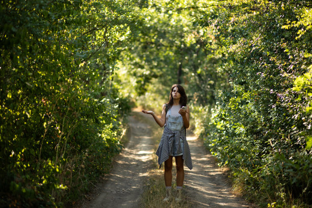 迷路的徒步旅行者在树林中用智能手机寻找网络信号。库存照片图片下载