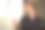 女商人在打电话并对着笔记本电脑做手势。库存图片图片下载