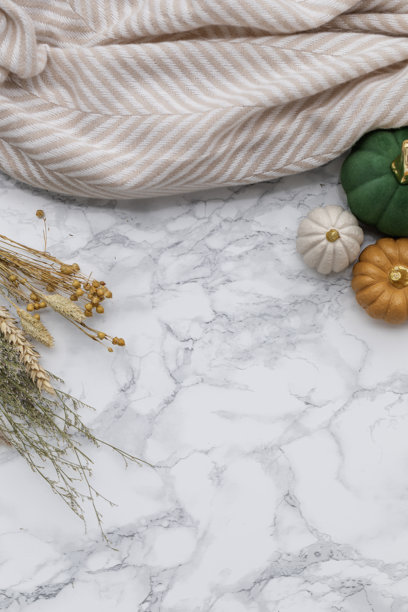 自然秋季装饰平铺，包含干草药、丰收蔬菜和质感毛毯 - 感恩节或季节性营销图片图片下载