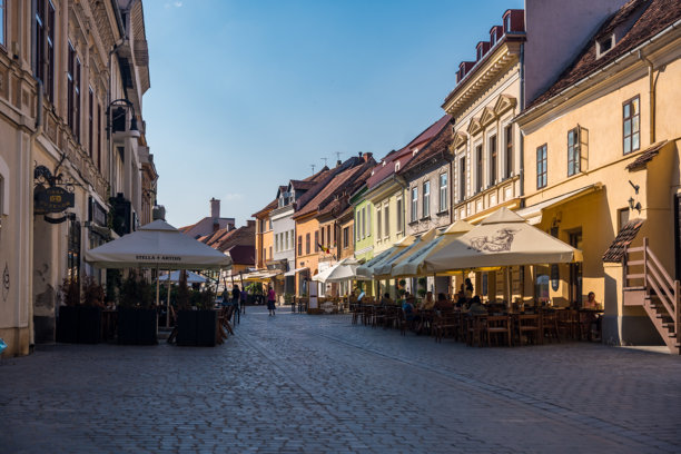罗马尼亚特兰西瓦尼亚布拉索夫老城的街道和历史建筑景观。人们与这座罗马尼亚小镇的历史。编辑类图片。图片下载