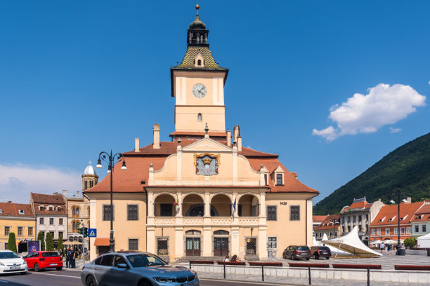 罗马尼亚特兰西瓦尼亚布拉索夫老城的街道和历史建筑景观。人们与这座罗马尼亚小镇的历史。编辑类图片。图片下载