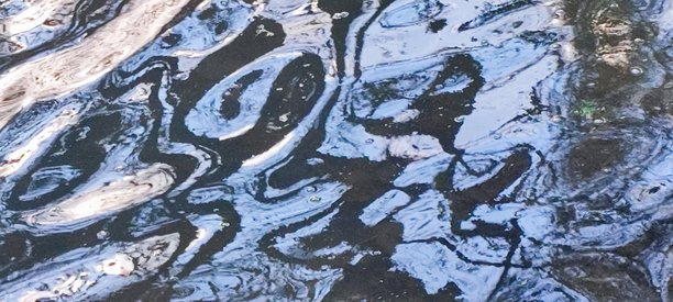 黑色、蓝色和白色的抽象水景图片。图片下载