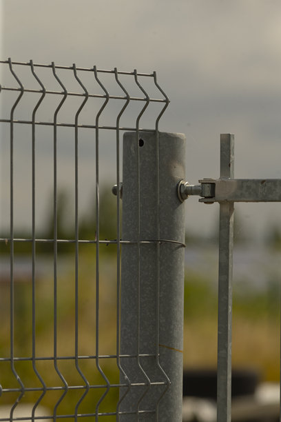 这是一张金属围栏特写的详细图片，展示了一个大门。图片下载