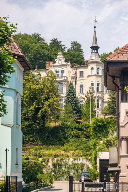 罗马尼亚特兰西瓦尼亚布拉索夫老城的街道和历史建筑景观。人们与这座罗马尼亚小镇的历史。编辑类图片。图片下载