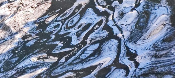 黑色、蓝色和白色的抽象水景图片。图片下载