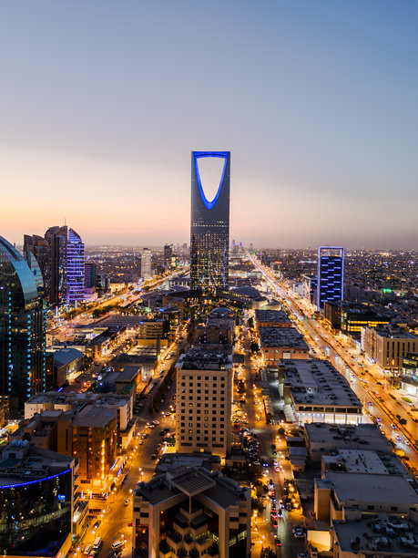 在沙特阿拉伯利雅得的城市景观上空黄昏时分拍摄的无人机航拍照片图片下载