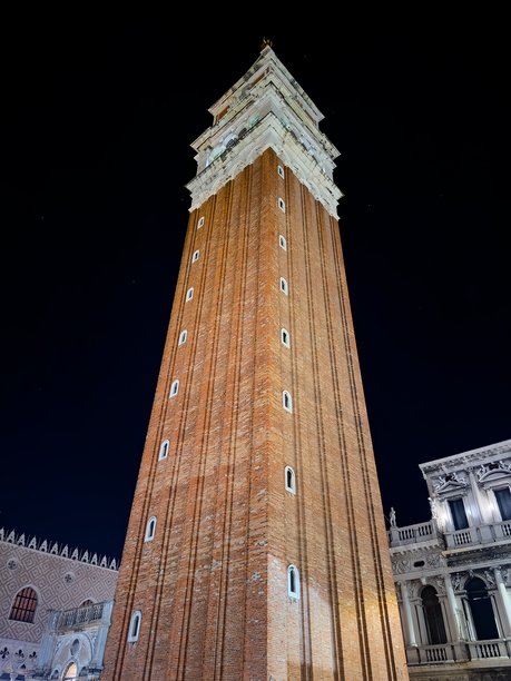 威尼斯中心的圣马可钟楼（Campanile di San Marco）夜景。竖版图片图片下载