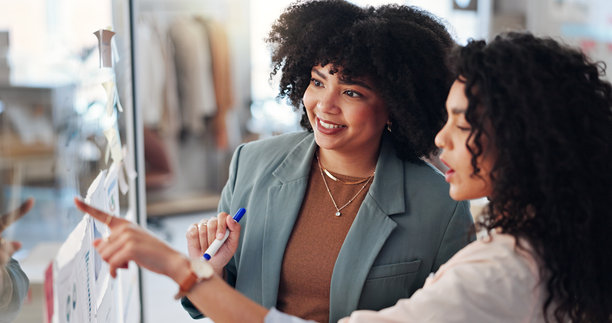 写作、头脑风暴和有创意的女性，小型企业和时尚设计师的品牌信息。企业家、团队合作和使用便利贴进行服装设计、造型或策划发布的人们。图片下载