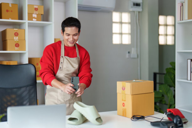 小企业主为在线商店拍摄产品照片图片下载