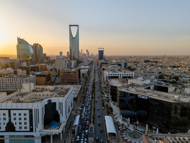 令人惊叹的无人机航拍照片，展现了利雅得城市景观的日落美景图片下载