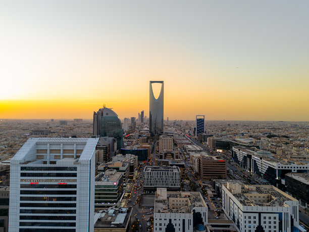 令人惊叹的无人机航拍照片，展现了利雅得城市景观的日落美景图片下载