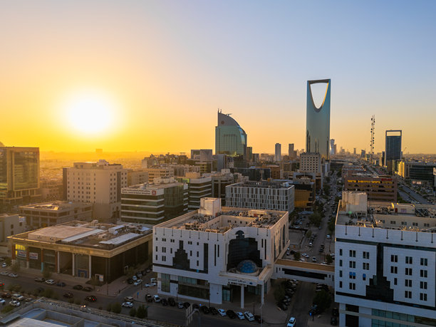 令人惊叹的无人机航拍照片，展现了利雅得城市景观的日落美景图片下载