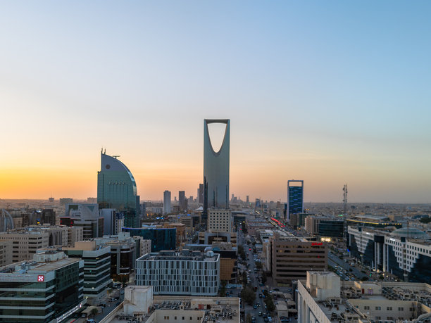 令人惊叹的无人机航拍照片，展现了利雅得城市景观的日落美景图片下载