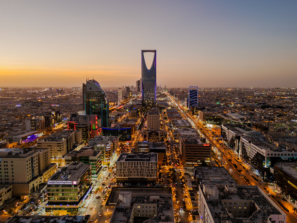 在沙特阿拉伯利雅得的城市景观上空黄昏时分拍摄的无人机航拍照片图片下载