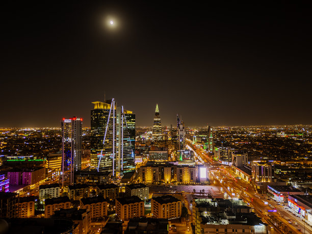 在沙特阿拉伯利雅得的城市景观上空拍摄的夜间无人机照片图片下载