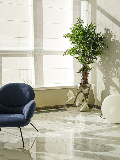 现代室内的大窗户房间。竖版照片。图片下载