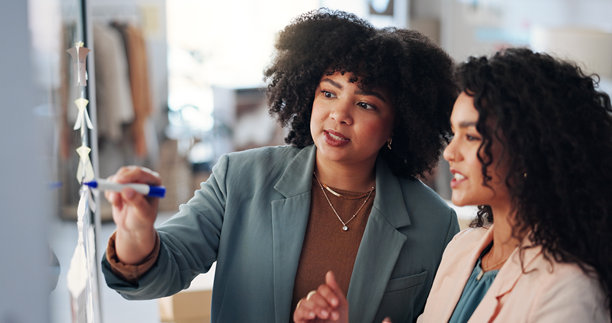 女性与便利贴进行写作、合作，商业与时尚设计师为品牌构思创意。计划、合作伙伴与人们分享服装设计、造型师或启动头脑风暴的信息。图片下载