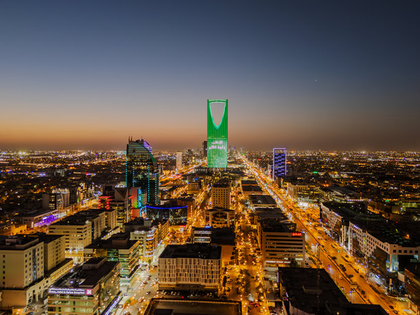 在沙特阿拉伯利雅得的城市景观上空拍摄的夜间无人机照片图片下载