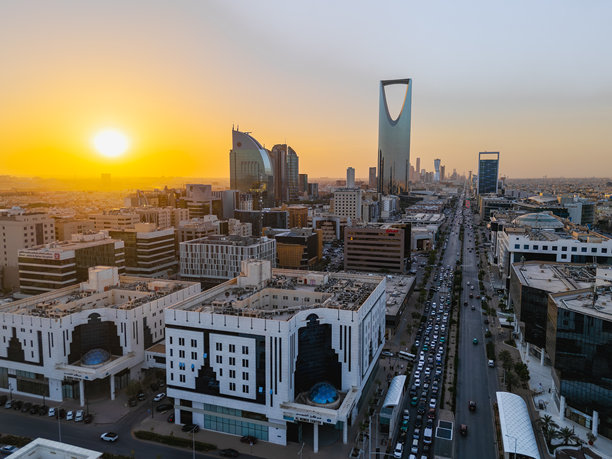 令人惊叹的无人机航拍照片，展现了利雅得城市景观的日落美景图片下载