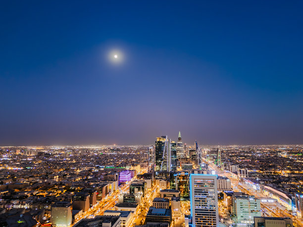 在沙特阿拉伯利雅得的城市景观上空拍摄的夜间无人机照片图片下载