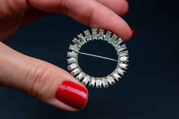 女人手上的老式金胸针，强调女性复古珠宝，网上珠宝店的宣传照片图片下载