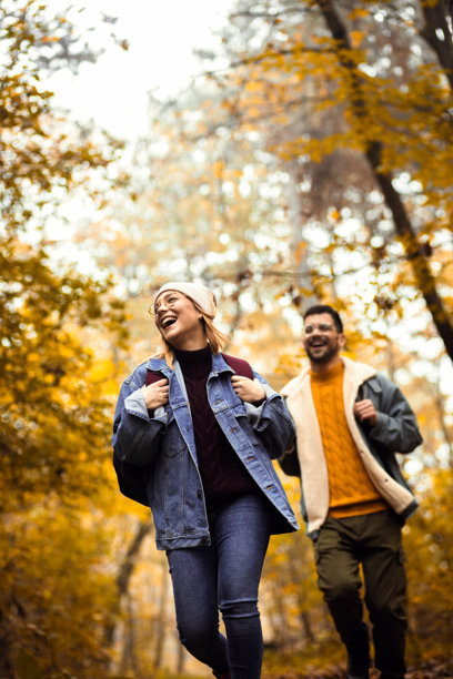 一对情侣在森林里散步的照片。图片下载
