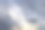 天空中乌云密布。太阳透过云层照进来。照片中交换的天空。图片下载
