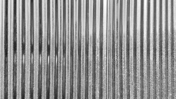 波纹金属屋顶的真实照片背景。图片下载