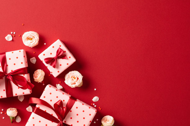 情人节礼盒和装饰或红色背景的俯视图照片。图片下载