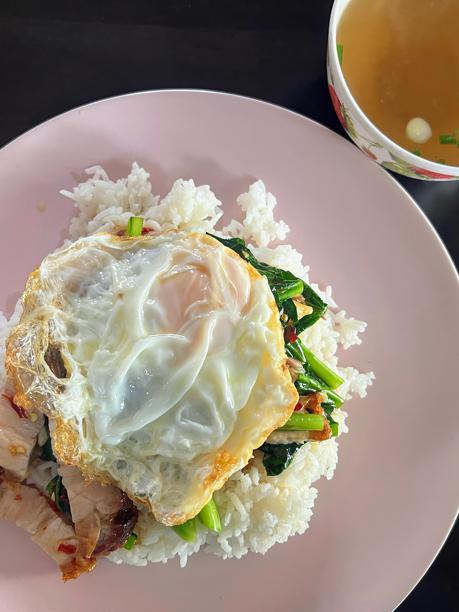 一盘饭和一杯咖啡的照片。图片下载