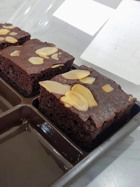 一盘巧克力蛋糕的照片，上面放着杏仁。图片下载