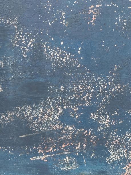 一张蓝色墙壁的照片，墙上有一个时钟。图片下载