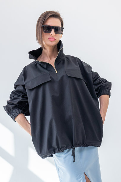 穿着黑色风衣和浅蓝色裙子的优雅女性，背景为白色。时尚女性风格。摄影棚拍摄。竖版照片。图片下载