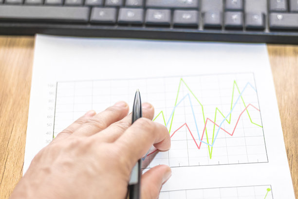 商人分析印在纸上的市场数据，以改善业务，商业概念和策略，模糊照片图片下载