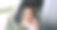 成功的女商人在豪华白色汽车内坐着，通过窗户从街道上看，正在打电话。身穿西装的女经理与合作伙伴沟通，进行商务谈话。图片下载