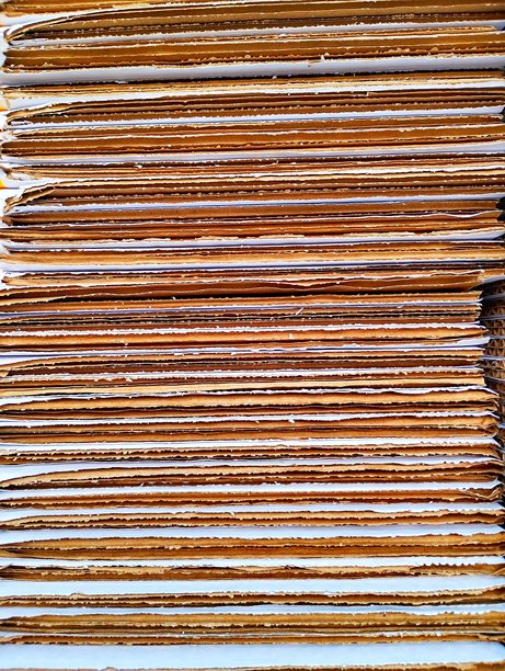 整齐堆放的纸板包装特写照片。图片下载