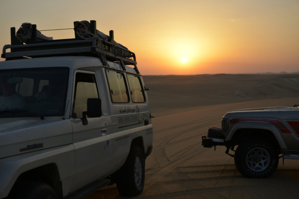 阿拉伯男子在撒哈拉沙漠的越野活动中图片下载