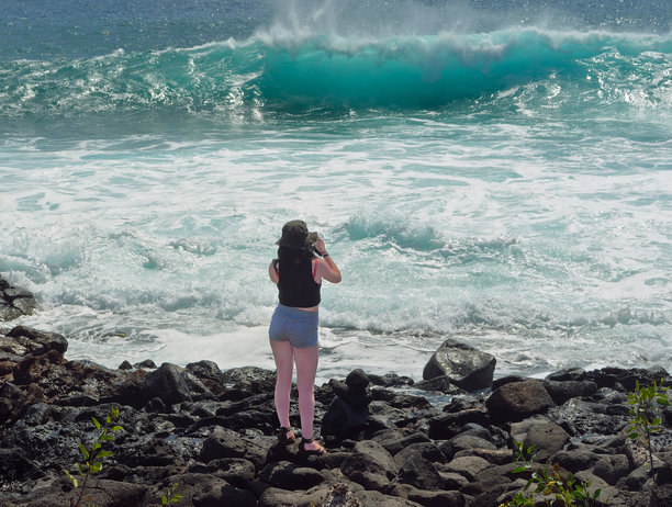 度假者拍摄海浪的照片。图片下载