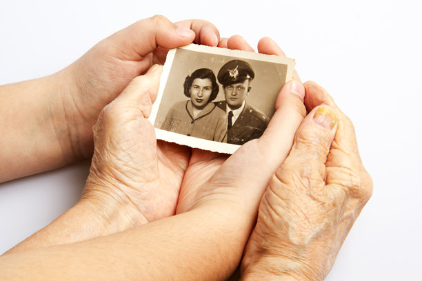 老妇人与一个孩子正在拿着一张旧照片图片下载