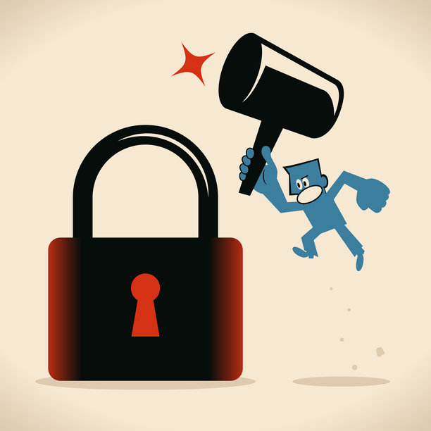 商人拿着一把大锤，敲开了锁才开锁图片下载